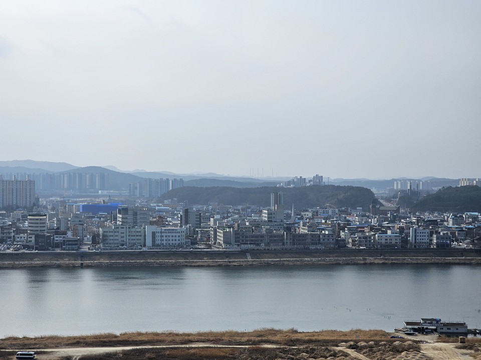 대체휴일이면서 이번 설 연휴 마지막 날인 12일 월요일 경기·인천지역은 대체로 맑은 날씨를 보이겠고, 저녁부터는 차차 구름 많아지겠다. 대기질은 초미세먼지가 극성을 부리면서 나쁠 것으로 보인다. 사진은 11일 낮 12시2분께 미세먼지 낀 여주 남한강 일대. (사진=김광섭 기자)