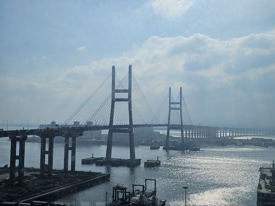 28일 오후 3시40분께 평택시 포승읍 평택항 마린센터 전망대에서 바라본 평택항과 서해대교 일대가 내리쬐는 햇볕에도 불구 미세먼지로 인해 뿌옇게 보이고 있다. (사진=김종대 기자)