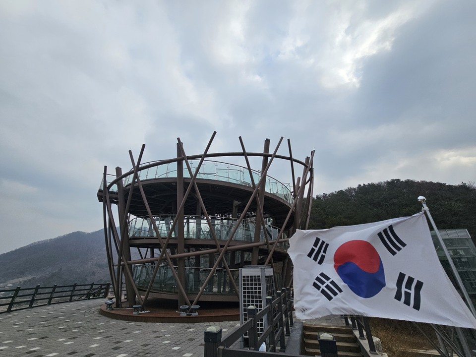 13일 낮 12시20분께 포천시 영북면 한탄강 가람누리문화공원 전망대에 게양된 태극기가 바람에 펄럭이고 있다. (사진=김성운기자)