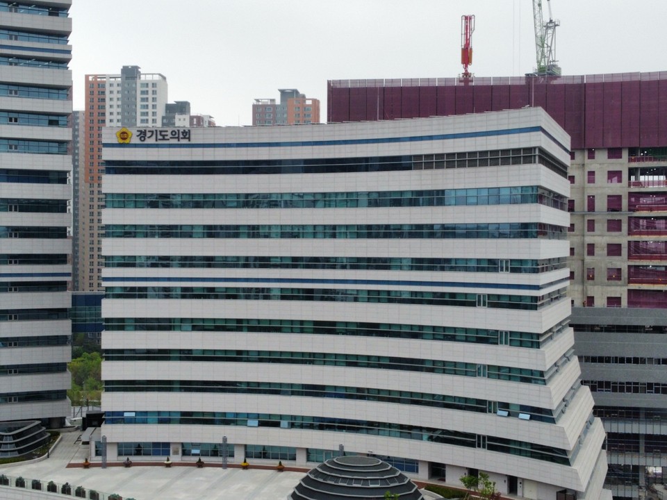 경기도의회가 다음 달 2022년도 제4회 임기제공무원 임용시험부터 전국 지자체와 지방의회 최초로 AI역량검사를 도입하기로 했다. 사진은 경기도의회 전경.(사진= 중앙신문DB)
