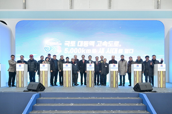 포천시가 사통팔달 교통망 구축으로 광역교통 중심지로 거듭나고 있다. 사진은 포천~화도 구간 개통식. (사진제공=포천시청)