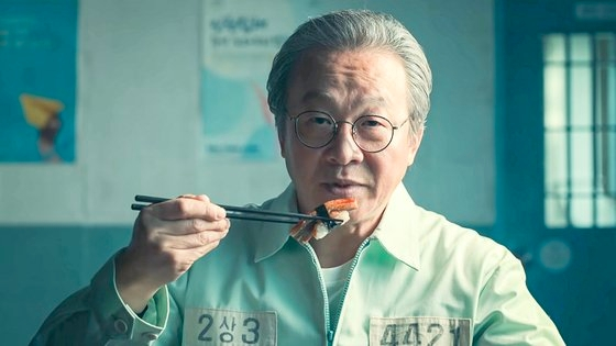 넷플릭스 오리지널 시리즈 드라마 '살인자ㅇ난감'이 11개국에서 시청시간 1위를 기록하는 등 인기를 끄는 가운데 국내에서 특정 정치인을 연상시킨다는 논란이 일고 있다. (사진=넷플릭스 드라마 '살인자ㅇ난감' 캡처)