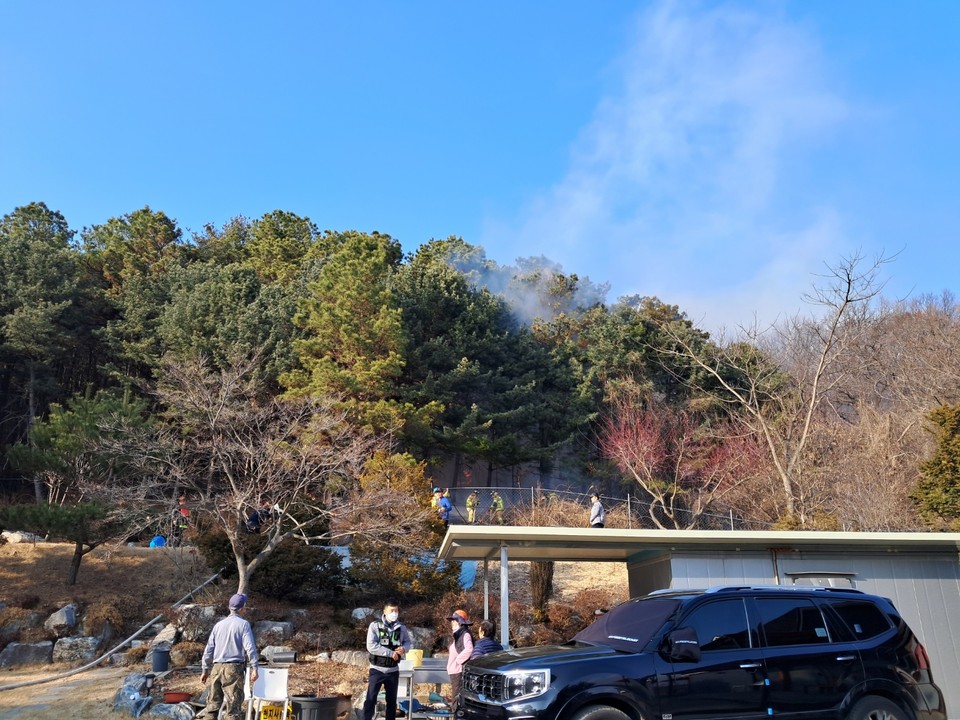 13일 오후 3시36분께 화성시 송산면 송라리의 한 야산에서 불이 났다. 이 불로 70대 남성이 얼굴과 다리에 1·2도 화상을 입고 인근병원으로 이송됐다. 사진은 산불 현장. (사진제공=경기도소방재난본부)