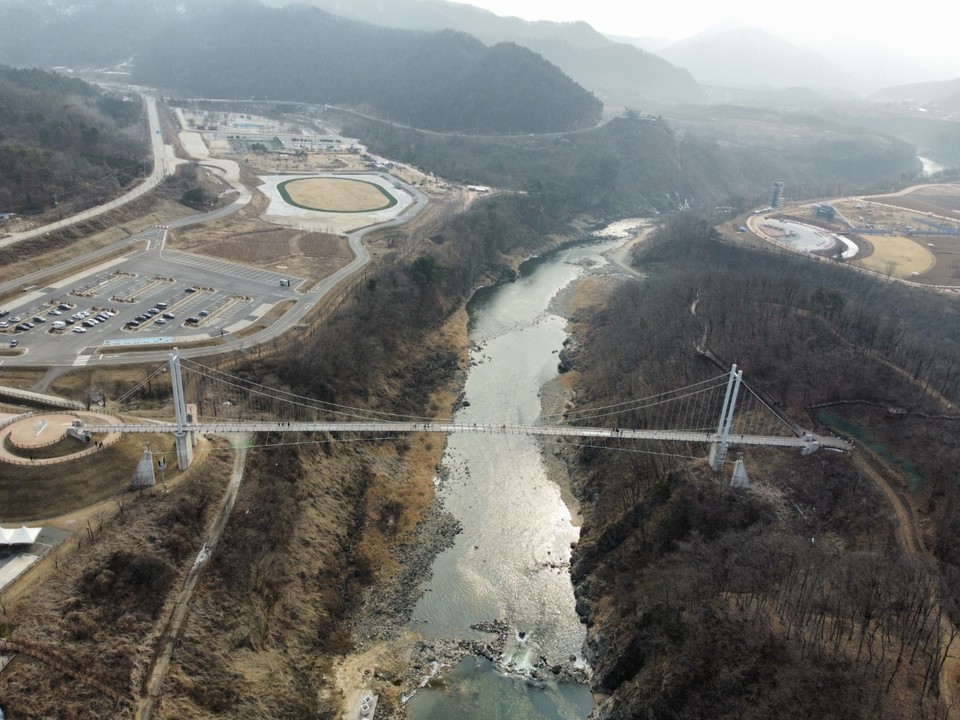 오는 5월이면 준공 6년을 맞는 포천 한탄강 하늘다리가 주상절리와 협곡·비경 등을 한눈에 볼 수 있어 여전히 많은 사람들에게 인기다. (사진=김광섭 기자)