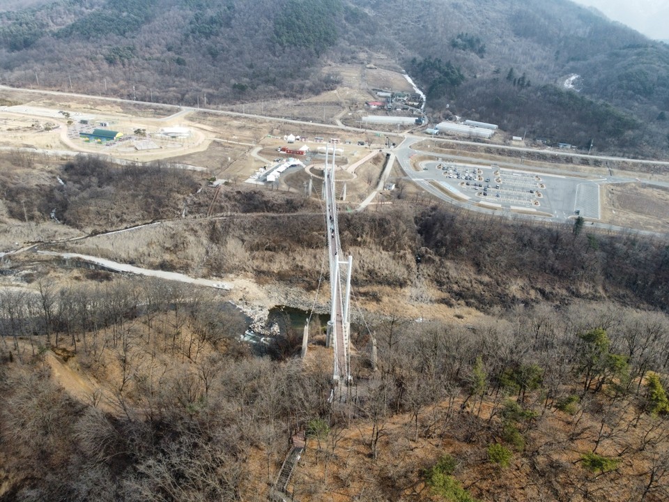 오는 5월이면 준공 6년을 맞는 포천 한탄강 하늘다리가 주상절리와 협곡·비경 등을 한눈에 볼 수 있어 여전히 많은 사람들에게 인기다. (사진=김광섭 기자)