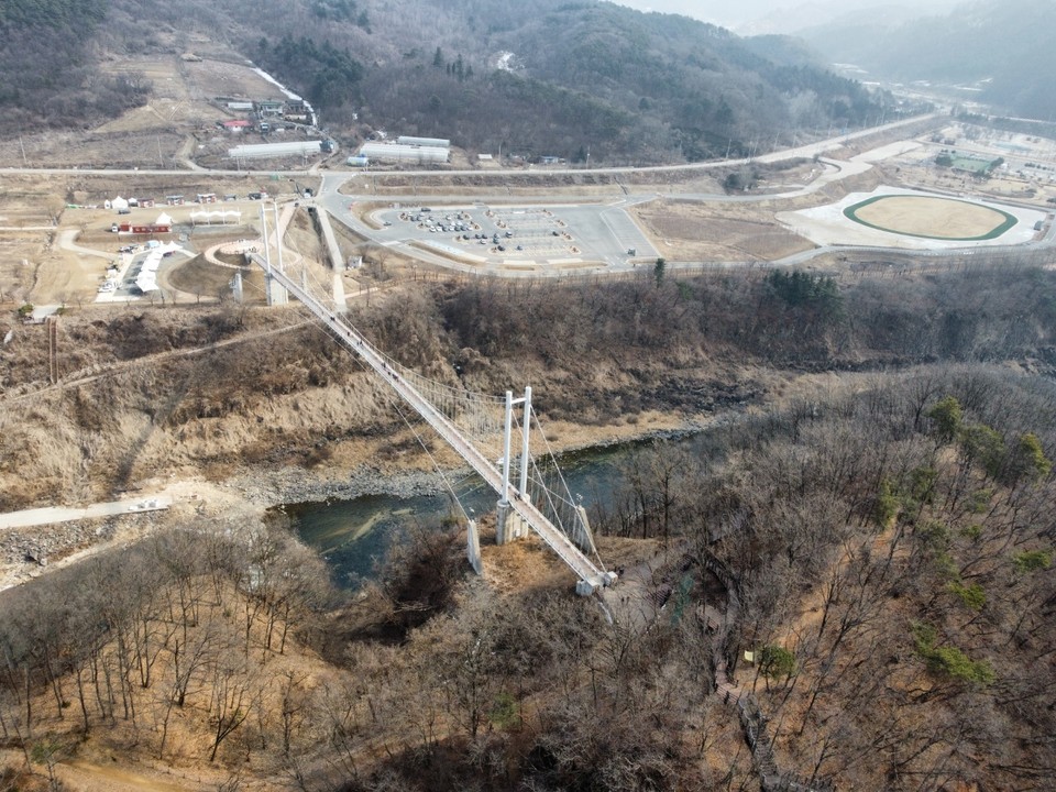 오는 5월이면 준공 6년을 맞는 포천 한탄강 하늘다리가 주상절리와 협곡·비경 등을 한눈에 볼 수 있어 여전히 많은 사람들에게 인기다. (사진=김광섭 기자)