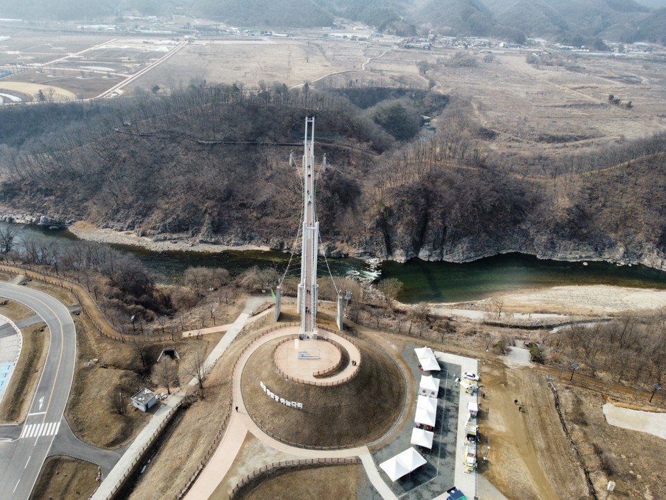 오는 5월이면 준공 6년을 맞는 포천 한탄강 하늘다리가 주상절리와 협곡·비경 등을 한눈에 볼 수 있어 여전히 많은 사람들에게 인기다. (사진=김광섭 기자)
