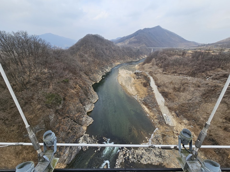 오는 5월이면 준공 6년을 맞는 포천 한탄강 하늘다리가 주상절리와 협곡·비경 등을 한눈에 볼 수 있어 여전히 많은 사람들에게 인기다. (사진=김광섭 기자)