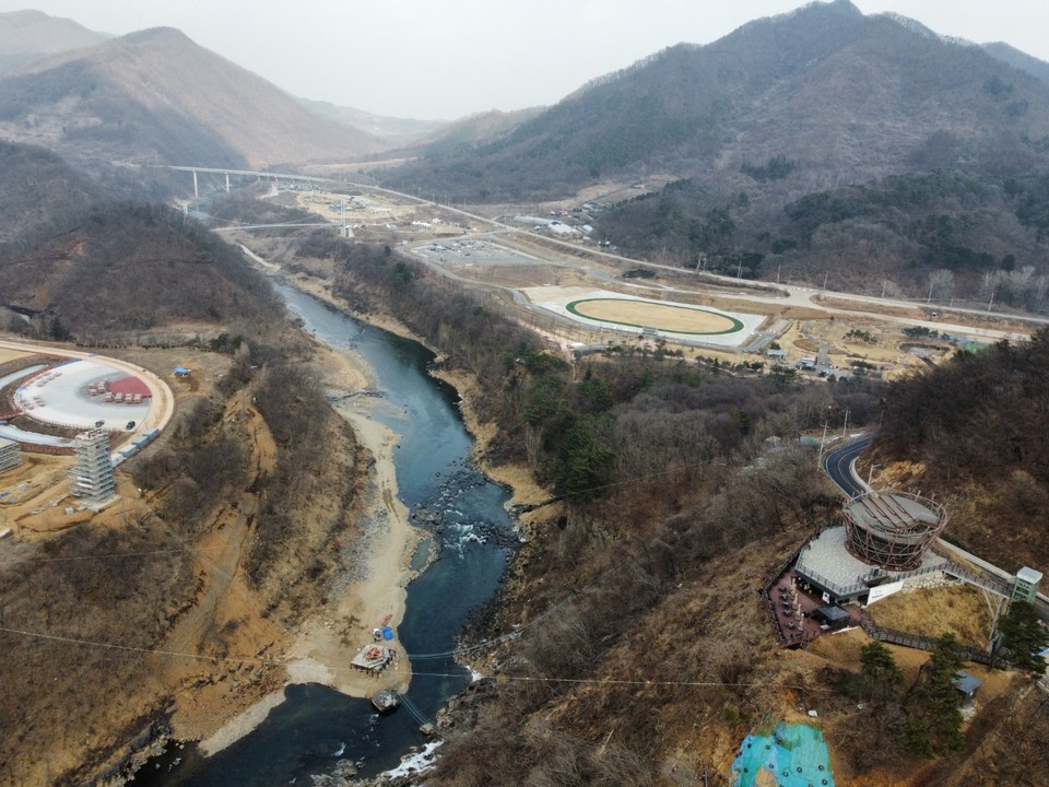 포천 관인면 중리와 영북면 대회산리 한탄강을 가로지르는 국내 최장 'Y자형 출렁다리'가 오는 9월 본격 개통된다. 사진은 공사 중인 'Y자형 출렁다리' 공사현장. (사진=김성운 기자)
