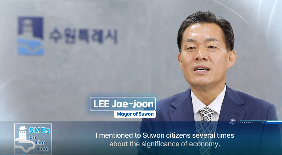 수원시가 중소업체의 제품 홍보영상을 arirangTV(아리랑 TV 국제방송) 네트워크를 활용해 전 세계에 송출하는 ‘2024 중소기업 아리랑TV 방송 지원사업’에 참여할 업체를 다음달 13일까지 모집한다. 사진은 수원시 중소기업 국외 홍보영상 갈무리. (사진제공=수원시청)