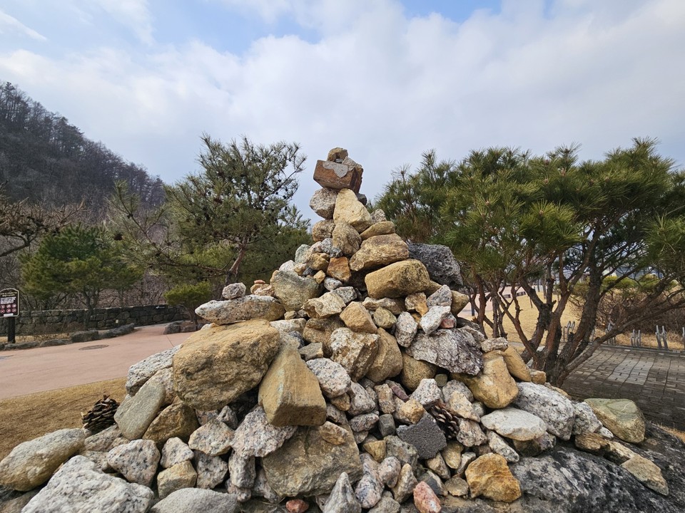17일 토요일인 오늘 경기·인천지역은 낮과 밤의 기온차가 크겠고, 가끔 구름이 많겠다. 사진은 포천 한탄강세계지질공원 암석원 돌탑.
