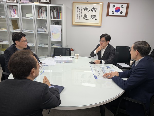 김병수 시장이 김보현 예비후보 주선으로 시장 직무실에서 학교법인 정석인하학원과 대한항공 관계자들을 만나 인하대김포메디컬캠퍼스 조성사업을 두고 대화를 나누고 있다. (사진제공=김보현 예비후보실)