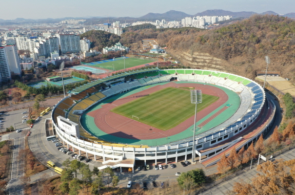 파주시가 오는 4,5월 개최되는 제14회 경기도장애인체육대회와 제70회 경기도체육대회의 완벽한 준비를 위해 경기장 정비 상황 점검 등 안전점검을 실시해 모든 선수들이 완벽한 조건에서 기량을 펼칠 수 있도록 만전을 기하고 있다. 사진은 주경기장인 ‘파주스타디움’ 전경. (사진제공=파주시청)