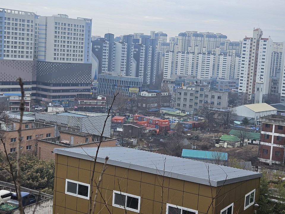 도시개발사업으로 도시화가 진행된 풍무2지구와 풍무로를 사이에 두고 공장과 주택 등이 혼제한 김포시 풍무동 산 107-1번지 일대 풍무1지구 도시개발조합사업부지. (사진=권용국 기자)