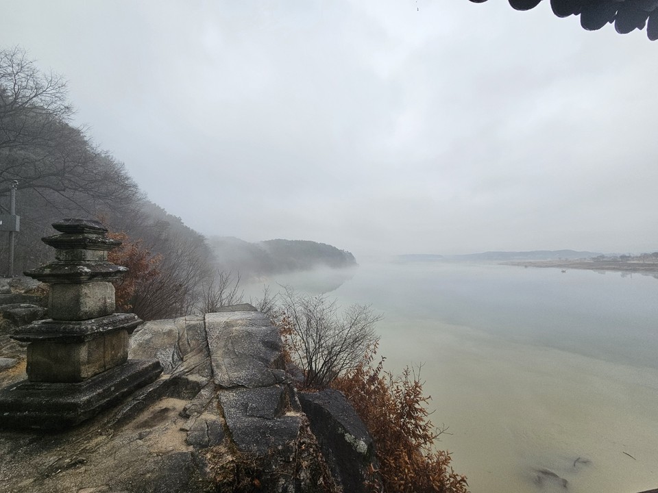 19일 오후 3시20분께 천년고찰 여주 신륵사 삼층석탑 옆 남한강에 짙은 안개가 내려앉아 있다. 현재 이 안개는 서서히 거치고 있다. (사진=김광섭 기자)
