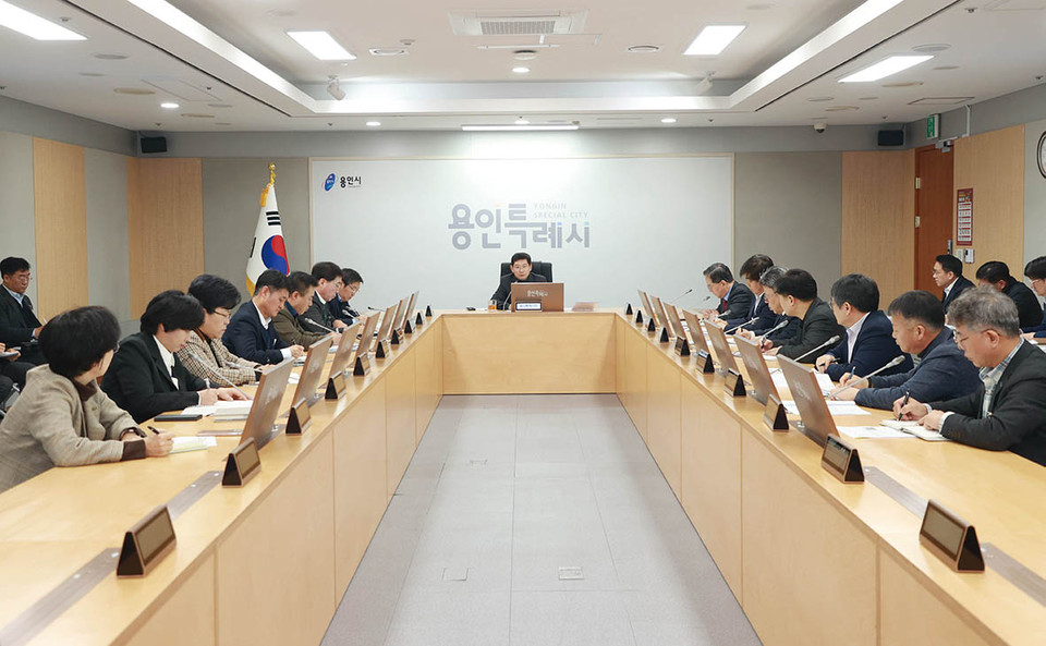이상일 용인특례시장이 19일 간부공무원 회의에서 스페인 출장 계획을 설명하며, 간부공무원에게 그 동안 시정을 잘 살펴줄 것을 당부하고 있다. (사진제공=용인시청)