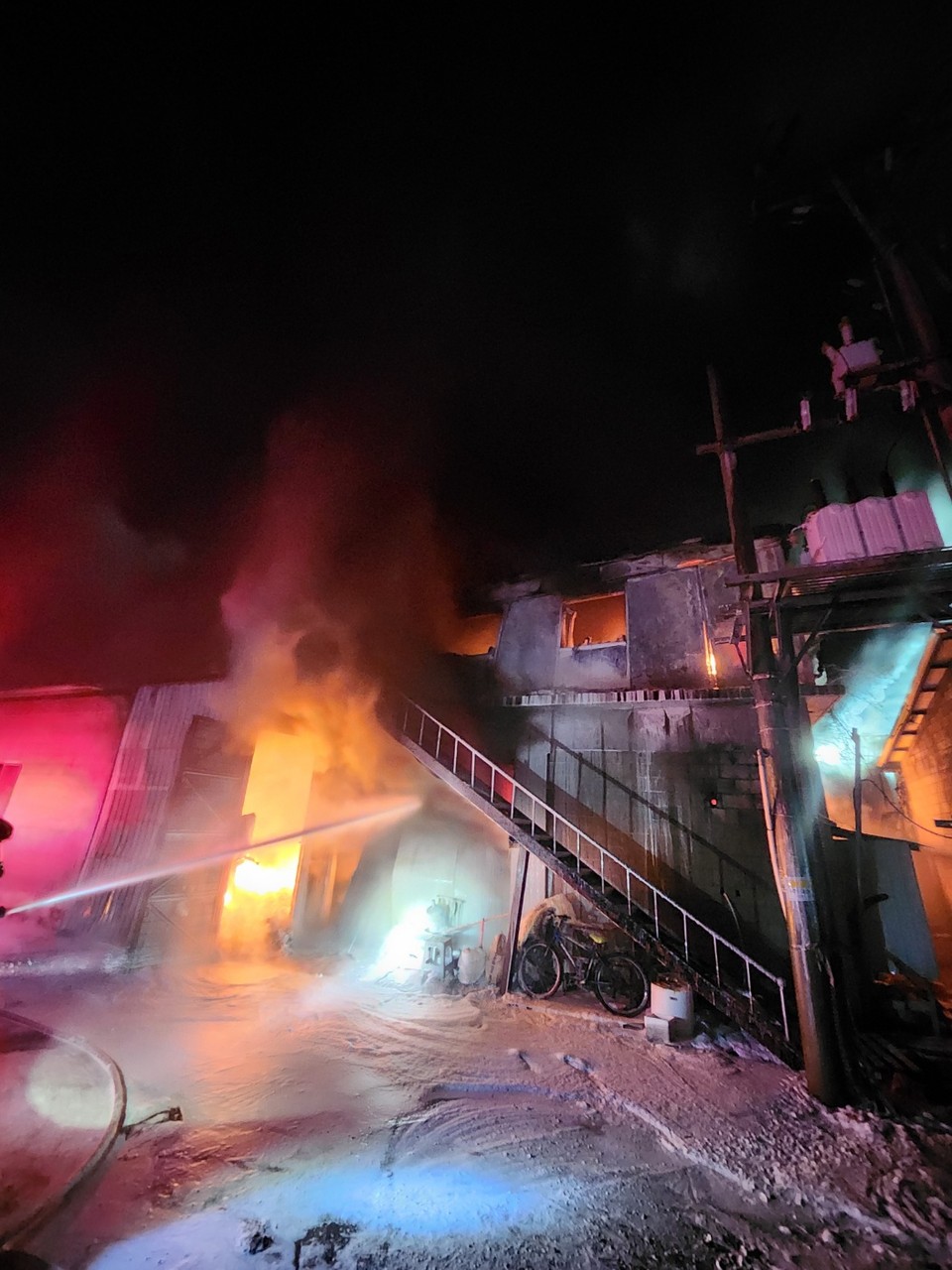 20일 오전 2시57분께 포천시 가산면 방축리의 한 공장에서 불이 나 신고를 받고 출동한 소방당국에 의해 약 1시간39분 만인 오전 4시36분께 완전히 꺼졌다. 사진은 화재 현장. (사진제공=경기도북부소방재난본부)