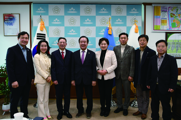 인천 미추홀구의회가 20일 의회 의장실에서 2024년 새롭게 선출된 주민자치협의회와 ‘주민자치 활성화를 위한 간담회’를 개최했다. (사진제공=미추홀구의회)