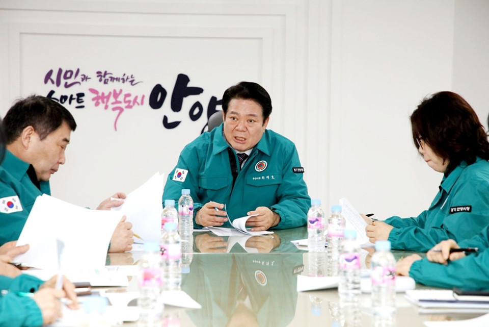 안양시가 20일 시청 3층 간부회의실에서 최대호 시장 주재로 ‘의료공백시 시민불편 최소화를 위한 비상진료대책 점검 회의’를 열었다. (사진제공=안양시청)