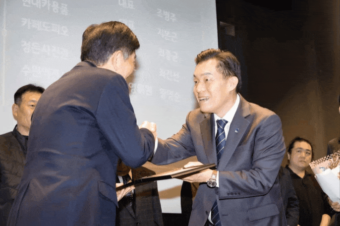 이재준 수원시장이 수원시소상공인연합회 신년인사회에 참석해 “오늘도 ‘목숨 걸고’ 일하시는 우리 소상공인 분들께 힘이 되겠다”며 “경기 침체, 임대료·인건비 상승, 원‧부자재값 상승까지 산적한 어려움을 딛고 더 크게 도약하도록 온 힘을 다하겠다”고 말했다. (사진=이재준 수원시장 페이스북)