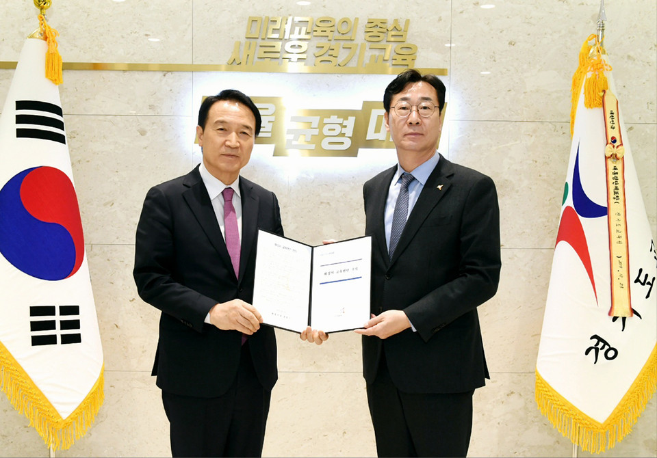 정명근 화성시장(오른쪽)이 21일 경기도교육청을 방문해 임태희 교육감과 면담하고 동탄·향남 등 신도시 과밀학급 문제와 최근 문제가 되는 능동지구 원거리 통학 문제 해소를 위한 건의문을 전달했다. (사진제공=화성시청)