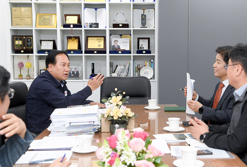 오산시가 태풍·게릴라성 집중호우에 따른 홍수피해를 예방하기 위해 착수한 오산천 하류부 준설공사를 최근 완료했다고 22일 밝혔다. 사진은 지난해 5월 이권재 오산시장-한강유역청장 면담 모습. (사진제공=오산시청)