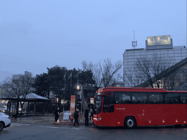 21일 오후 6시10분께 연천에서 출·퇴근하는 연천군민들이 기다리던 버스가 도착하자 버스로 달려와 올라타고 있다. (사진=오기춘 기자)