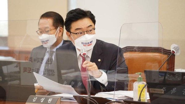 김성원 국회의원은 환경노동위원회 고용노동부 종합국정감사에서 근로복지공단 인천병원의 채용비리 축소·은폐 의혹을 추가 제기했다. (사진=김성원 의원 페이스북)