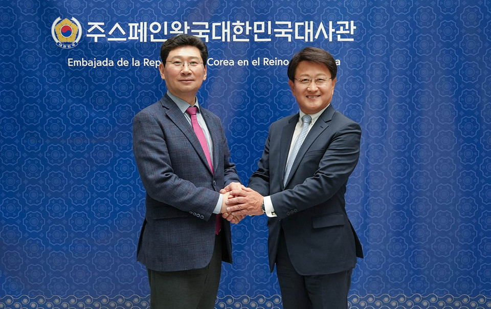 이상일 용인특례시장을 비롯한 용인특례시 참관단 일행이 지난 21일 스페인 마드리드 HIP 박람회장에서 주관사인 NEBEXT 관계자들과 기념촬영을 하고 있다. (사진제공=용인시청)