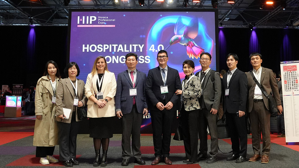 이상일 용인특례시장을 비롯한 용인특례시 참관단 일행이 지난 21일 스페인 마드리드 HIP 박람회장에서 주관사인 NEBEXT 관계자들과 기념촬영을 하고 있다. (사진제공=용인시청)