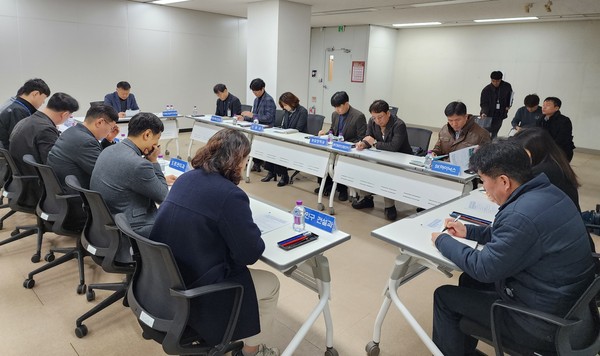 용인특례시가 처인구 원삼면 용인 반도체클러스터 내 SK하이닉스의 반도체 생산라인(팹, Fab) 착공에 대비해 ‘종합대책 TF’를 꾸려 본격 가동했다. 사진은 FAB 착공 대비 TF 첫 회의 모습. (사진제공=용인시청)