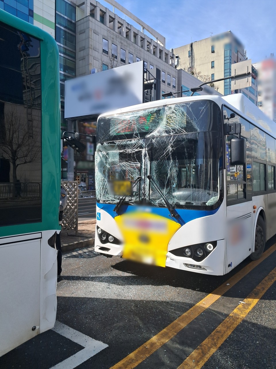 23일 낮 12시21분께 고양시 일산서구 주엽동의 버스전용차로에서 시내버스 등 버스 3대가 추돌하는 사고가 나 6명이 경상을 입었다. 사진은 사고 현장. (사진제공=경기도북부소방재난본부)