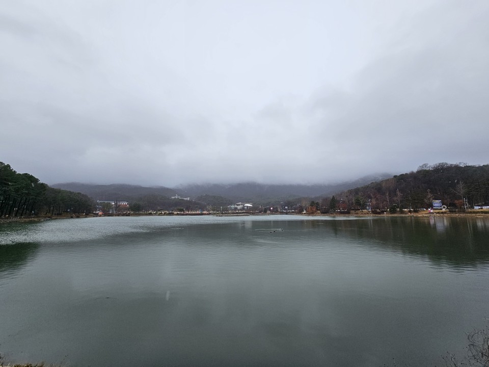 25일 일요일인 오늘 경기·인천지역은 대체로 흐리고, 곳에 따라 오전까지 비 또는 눈이 내리겠다. 사진은 이천 설봉호수에 비와 싸리눈이 섞여 내리는 모습.(사진=중앙신문DB)