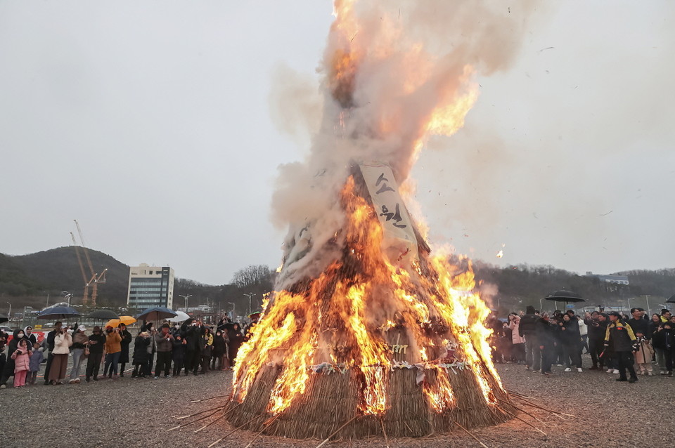 시흥시가 정월대보름인 24일 오후 시흥문화원 신축 부지(장현동 300번지)에서 정월대보름 한마당 행사를 열었다. (사진제공=시흥시청)