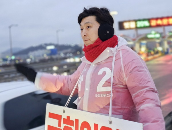 박진호 김포시갑 예비후보가 일산대교 입구에서 출근길 시민들에게 인사하고 있다. (사진제공=박진호 예비후보실)