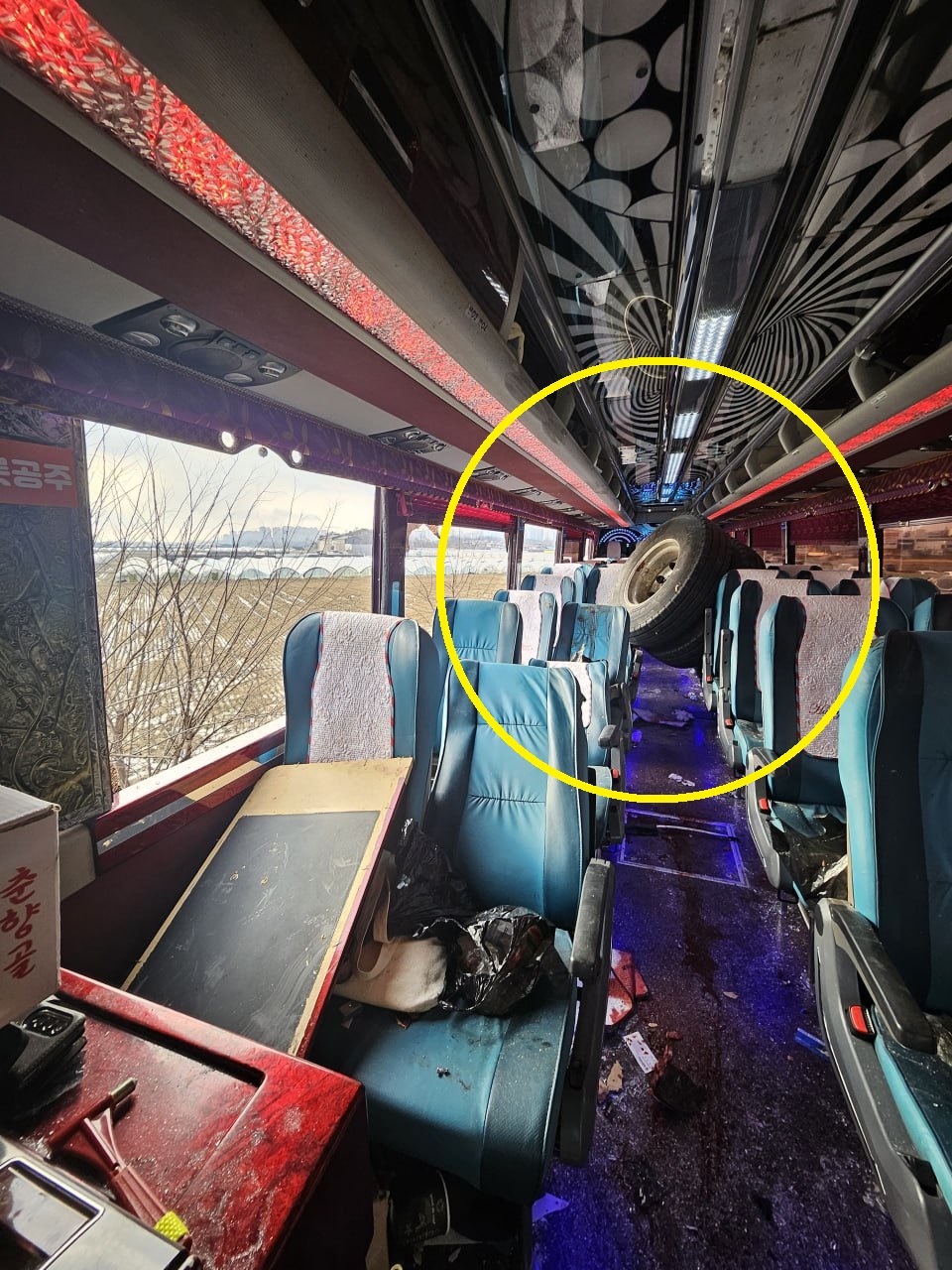 경부고속도로 안성구간을 달리던 관광버스에 반대편 화물차 바퀴가 덮쳐 버스기사와 승객이 사망하고 13명이 다치는 사고가 났다. 사진은 사고 버스 내부. (사진제공=경기도소방재난본부)