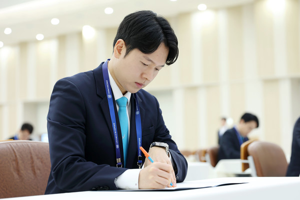 지난 24일 신천지예수교회가 전국 11개 지역에서 ‘성경시험 도전’개최한 가운데 베드로지파 광주교회에서 변충섭 강사가 시험에 응시하고 있는 모습. (사진제공=신천지예수교회)