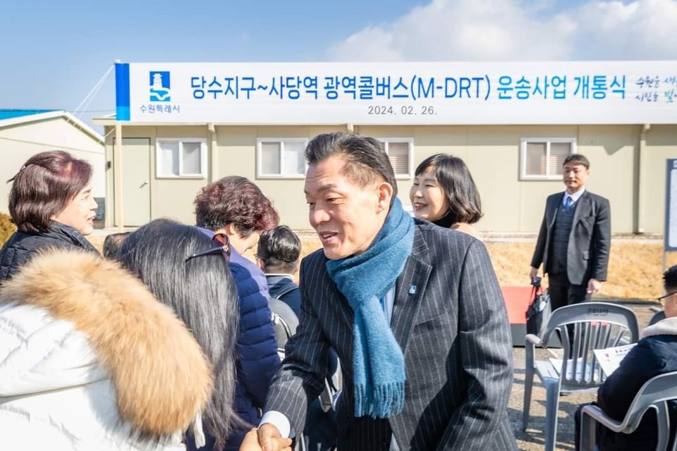수원시 당수지구와 서울 사당역을 오가는 ‘광역콜버스(M-DRT)’가 26일 개통식을 갖고 본격 운행에 들어갔다. 사진은 개통식 참석자들과 인사 나누는 이재준 수원시장. (사진=이재준 수원시장 페이스북)