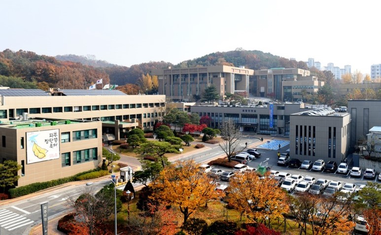 파주시가 관내 무주택 저소득 청년들을 지원키 위해 12개월 간 매월 최대 20만원의 월세를 지원하는 ‘청년 월세 한시 특별지원’ 2차 사업을 실시 중이다. 사진은 파주시청 전경. (사진제공=파주시청)