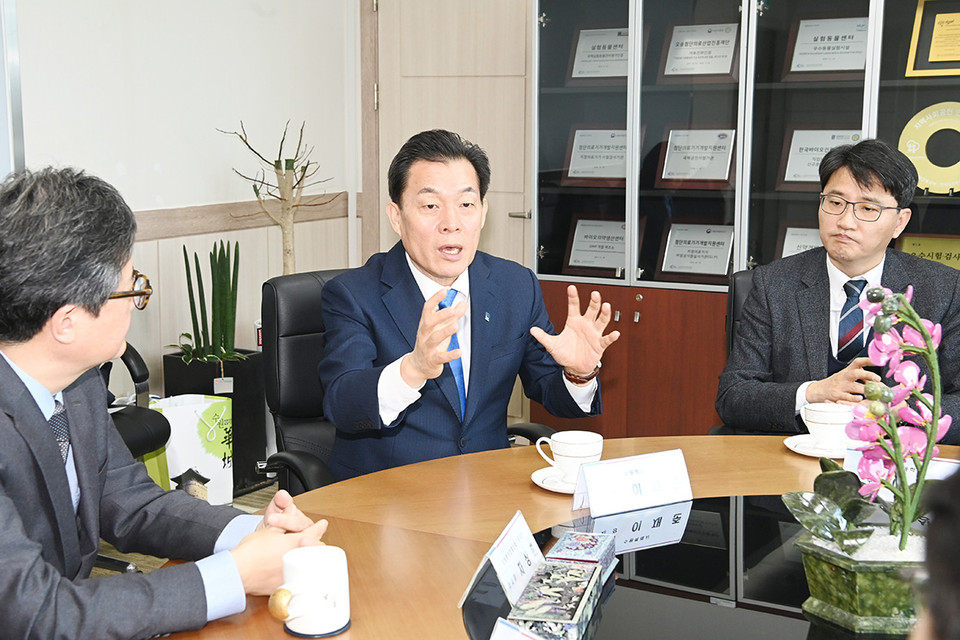 이재준 수원시장이 27일 오송첨단의료산업진흥재단을 방문해 간담회를 열고, 협력 방안을 논의했다. (사진제공=수원시청)