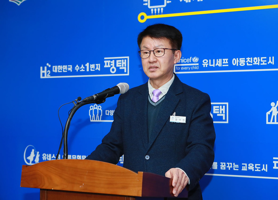평택시가 시민들의 장례 문화 변화에 따른 수요 증가와 원정장례로 인한 시민들의 불편과 비용부담 증가 문제를 해결하기 위해 공설 종합장사시설 건립사업을 본격 추진한다고 27일 언론브리핑을 통해 밝혔다. 사진은 김대환 평택시 복지국장. (사진제공=평택시청)