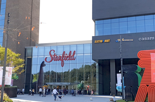 ‘스타필드 안성’이 지난 7일 문을 열고 개점에 들어갔지만 이곳으로 진입하려는 차량들과 이 일대는 지나는 차량들이 엉키면서 심각한 교통난을 발생시키고 있다. 사진은 최근 문을 연 '스타필드 안성' 전경.(사진=김종대 기자)
