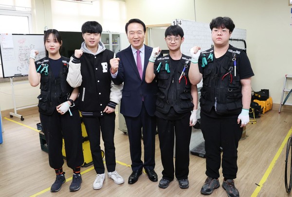 경기도교육청이 직업계고 108개교를 미래형 직업교육 모델학교 70개교로 전환하고 취·창업센터를 설립해 학생을 지원하는 등 향후 7년간 직업계고의 미래교육 재구조화를 적극 추진한다. (사진제공=경기도교육청)