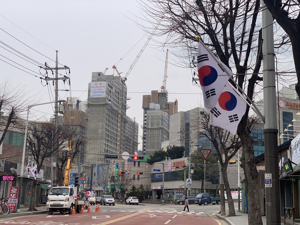 3.1절 이틀 앞둔 28일 오후 5시께 동두천시 생연동 대로변에 태극기가 게양돼 있다. (사진=오기춘 기자)
