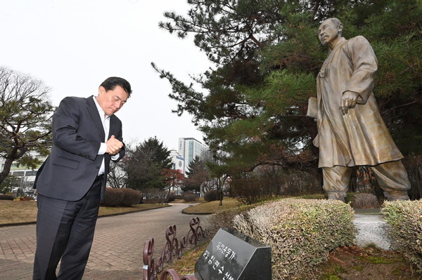 이재준 수원시장이 삼일절을 앞두고 임면수 선생 동상을 찾아 묵념하고 있다. (사진제공=수원시청)