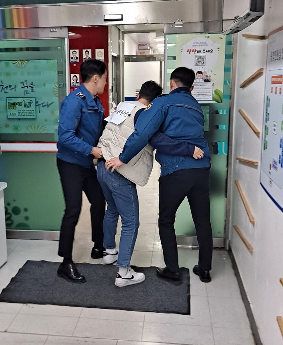 포천시가 폭행·폭언 등 특이민원 발생에 대비해 경찰과 합동으로 모의훈련 가졌다. (사진제공=포천시청)