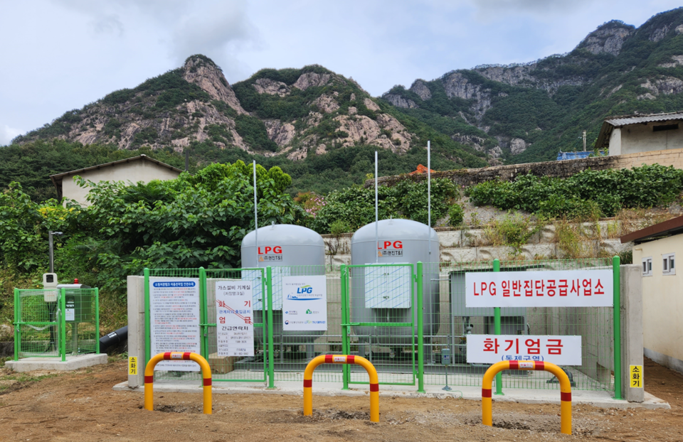 경기도가 도시가스 공급이 어려운 파주, 이천, 여주 등 10개 시·군 27개 마을을 대상으로 ‘LPG소형저장탱크 보급사업’을 추진한다. 사진은 지난해 설치된 소형저장탱크 모습. (사진제공=경기도청)