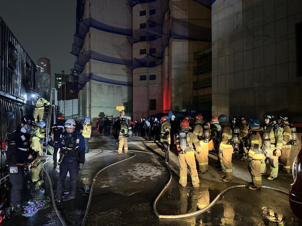 28일 오후 6시25분께 광명시 광명동의 한 아파트 신축공사현장 자재창고로 사용 중인 컨테이너에서 불이 나 신고를 받고 출동한 소방당국에 의해 약 32분 만에 꺼졌다. 사진은 화재 현장. (사진제공=경기도소방재난본부)