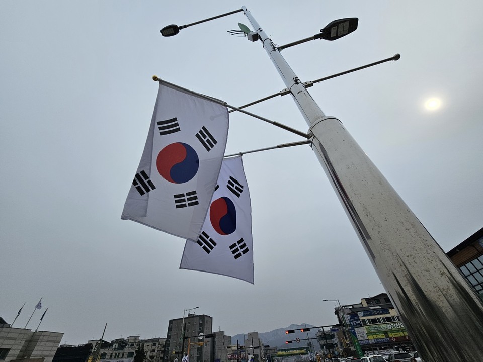 제105주년 삼일절을 하루 앞둔 29일 오후 2시30분께 이천시 신둔면 경충대로변에 게양해 놓은 태극기가 바람에 펄럭이고 있다. (사진=송석원 기자)
