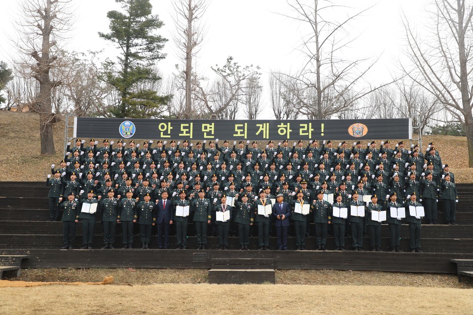 육군은 29일 광주시 소재 특수전학교에서 올해 첫 특전부사관 임관식을 거행했다. (사진제공=육군 특수전학교)